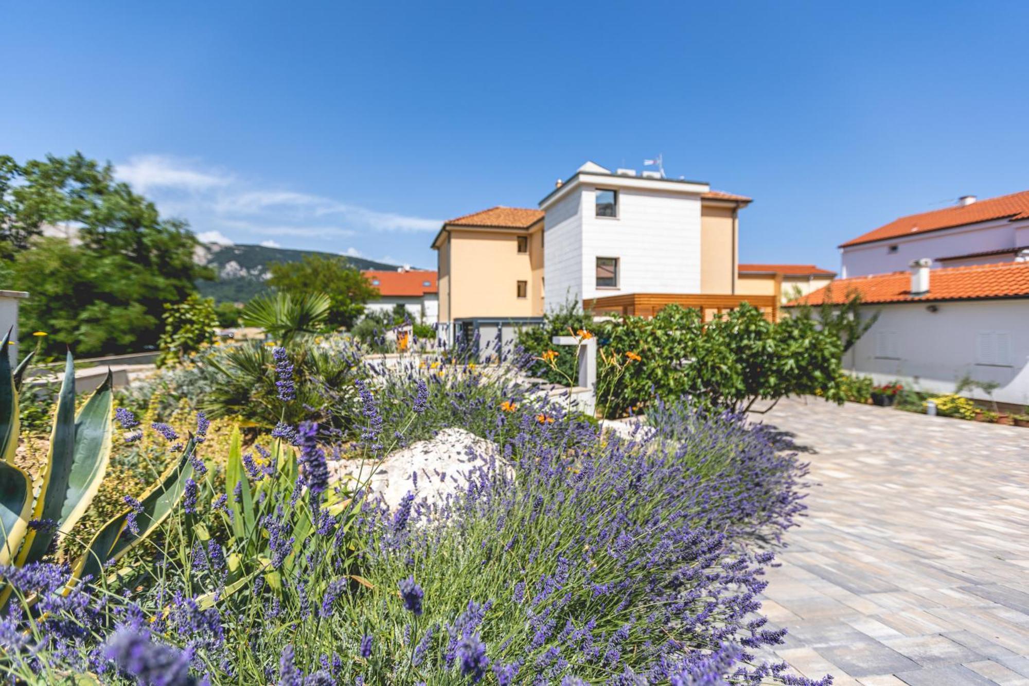 Vila Iris Baska エクステリア 写真